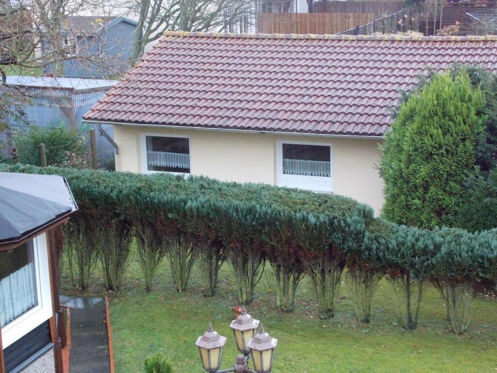 een huis met een heg voor een huis bij Strandfleh Modern retreat in Wangerooge