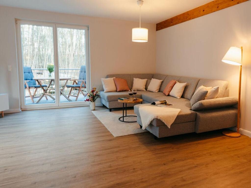 uma sala de estar com um sofá e uma mesa em Frünn Stuuv Modern retreat em Ratzeburg