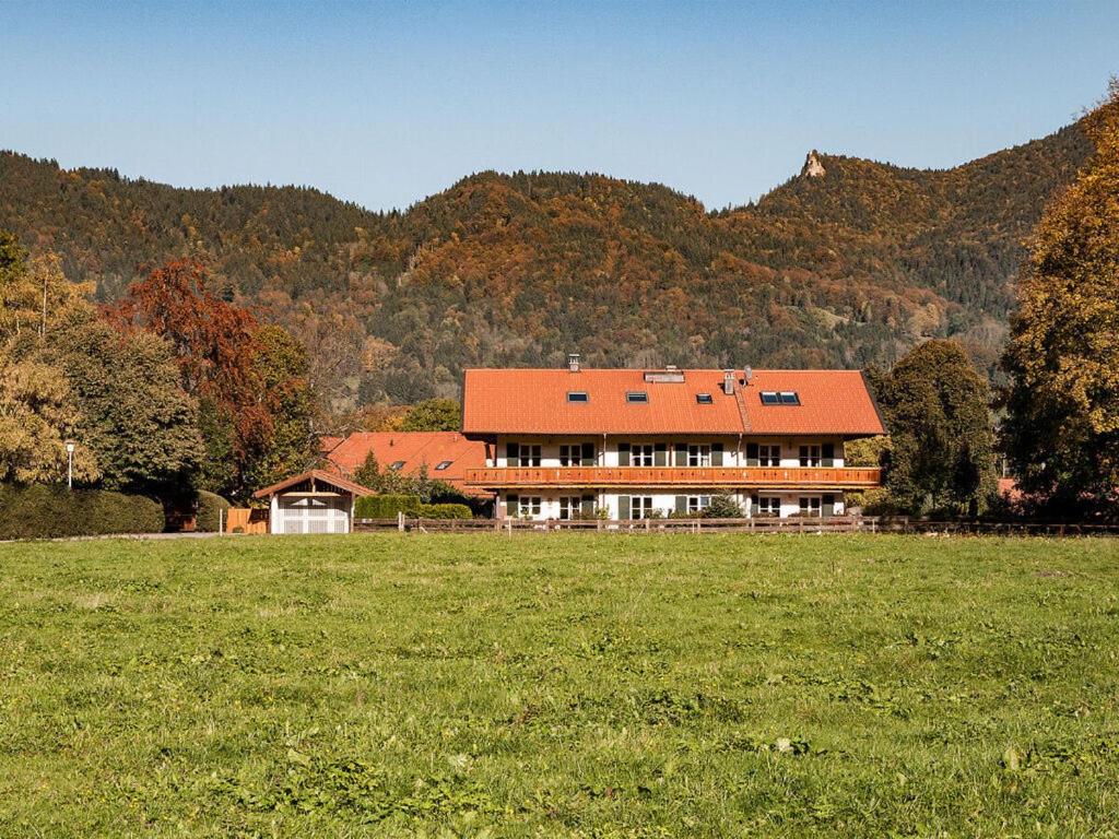 Oberhof的住宿－Castle view Modern retreat，一座大建筑,在田野上有一个橙色的屋顶