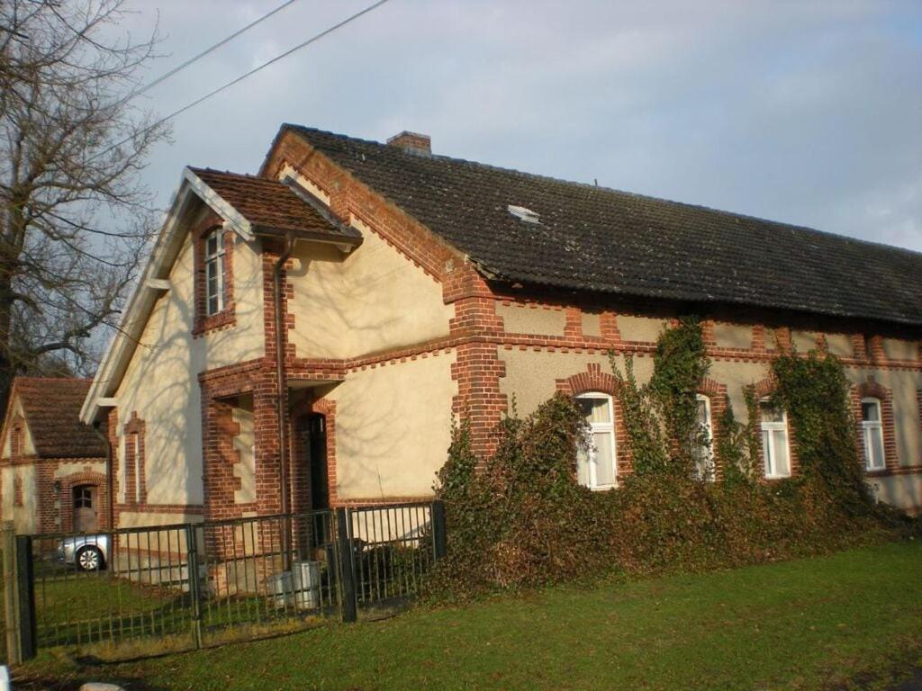 een oud stenen huis met klimop erop bij in the estate worker's house 