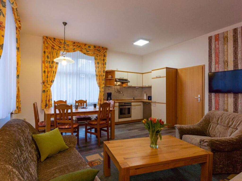 塞布尼茲的住宿－Holiday apartments Ender，带沙发的客厅和用餐室
