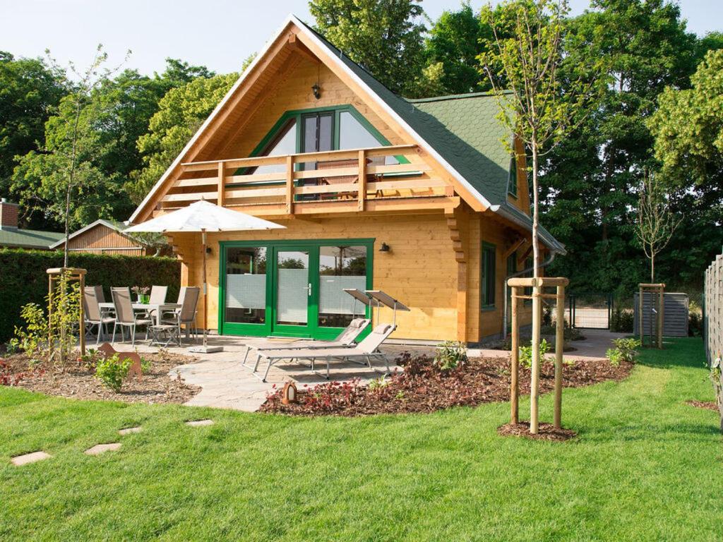una casa con terrazza e patio con sedie di F Winkler Modern retreat a Neukalen