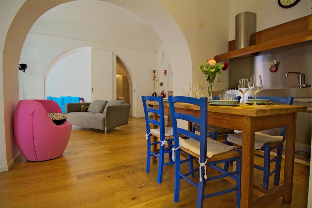 una cucina e un soggiorno con tavolo e sedie di CasaBlanca Apartment a Roma