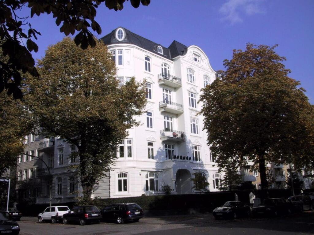 ein weißes Gebäude mit davor geparkt in der Unterkunft Hamburg-Stad-Alsterparel in Hamburg