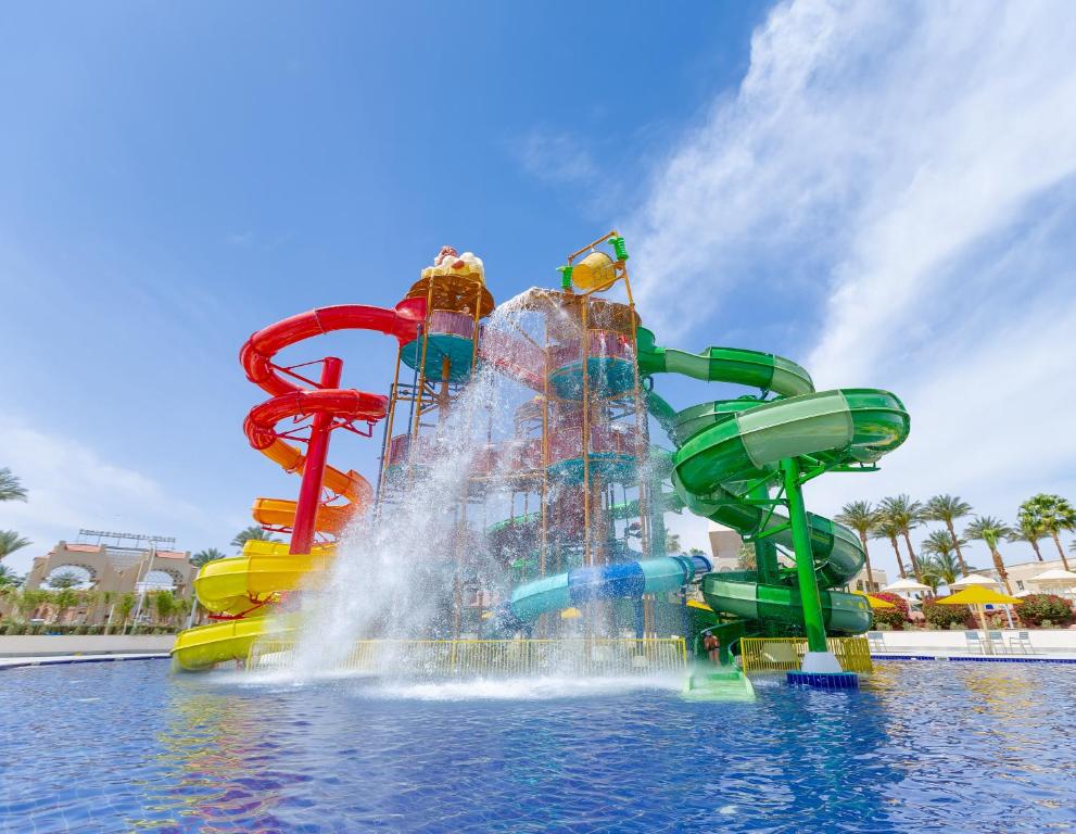 Bazén v ubytování Pickalbatros Palace - Aqua Park Hurghada nebo v jeho okolí