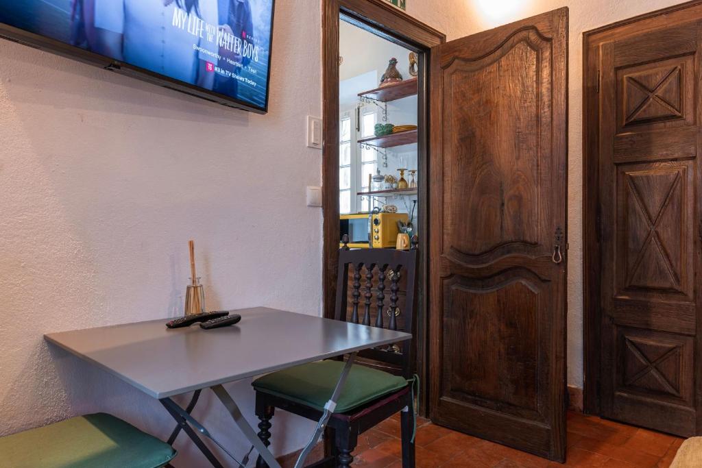 Sintra WOW - Unique double Smart Room in 17th century Palace! Hot tub, Snooker, BBQ, PS5, Sauna, Gym - Resim 37