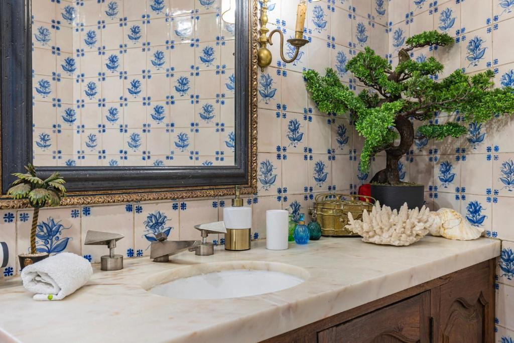 Sintra WOW - Unique double Smart Room in 17th century Palace! Hot tub, Snooker, BBQ, PS5, Sauna, Gym - Resim 36