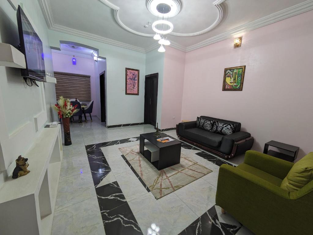 sala de estar con sofá y mesa en Racvity Homes Limited, en Akwa