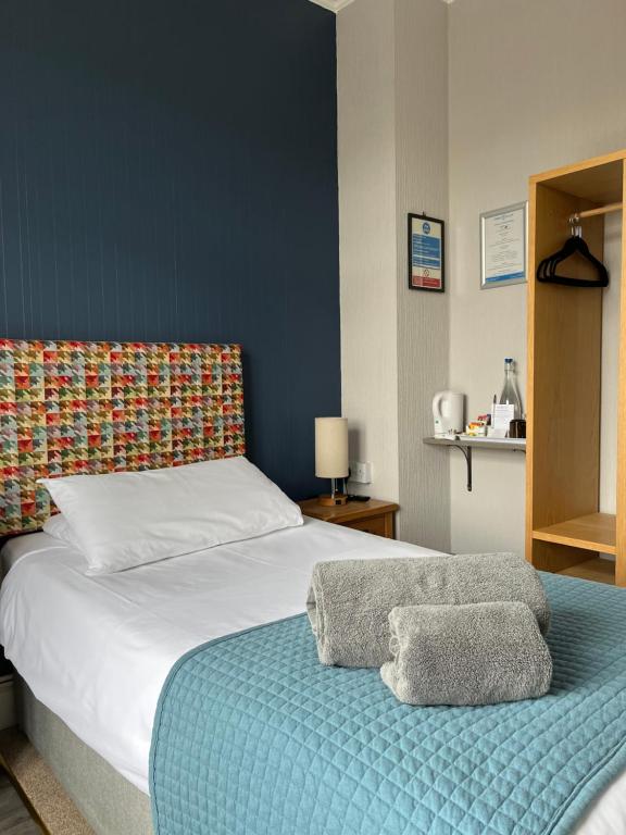 Sandcliff Guest House - Single Room With Shared Bathroom