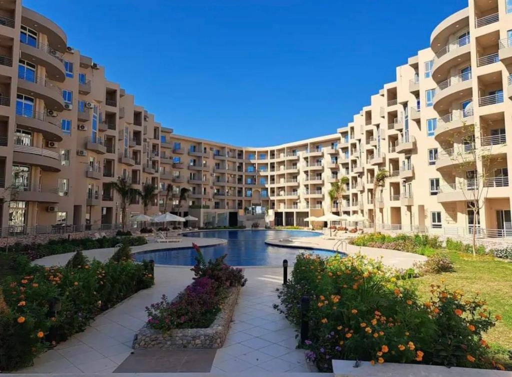 widok na kompleks apartamentów z basenem w obiekcie Princess resort w mieście Hurghada