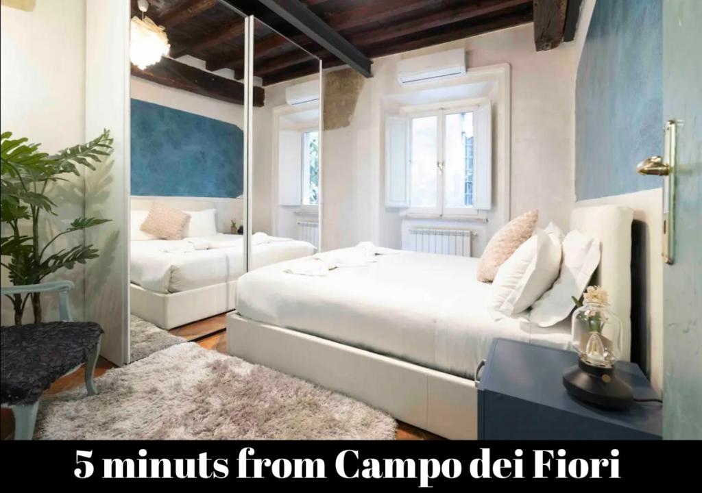 ローマにあるapartment piazza Navonaのベッドルーム(大きな白いベッド1台、窓付)