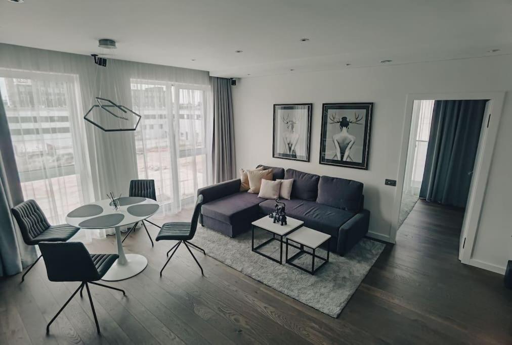 un soggiorno con divano e tavolo di Brand new apartment in Vilnius center. a Vilnius