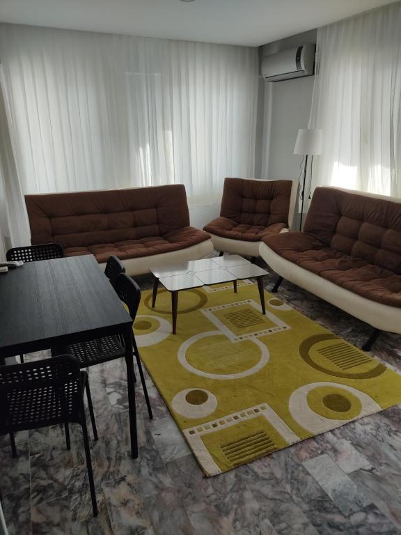 een woonkamer met een bank en een tafel bij arya apart in Ayvalık