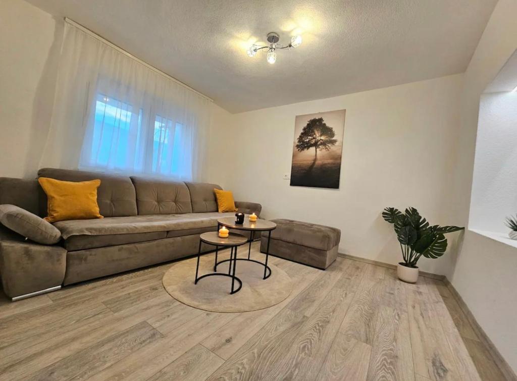 ein Wohnzimmer mit einem Sofa und einem Tisch in der Unterkunft Apartmani Central in Mostar