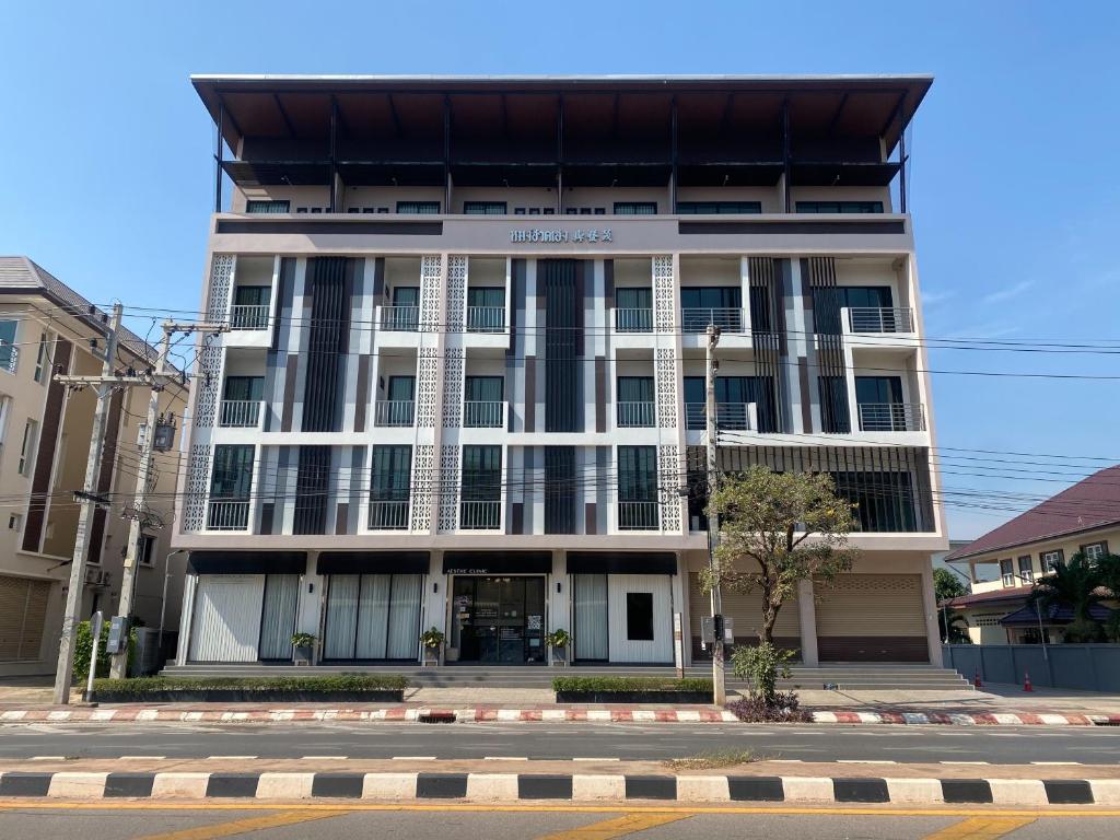 un edificio en una calle frente a un edificio en HAKKA Wellness Residence, en Samut Songkhram
