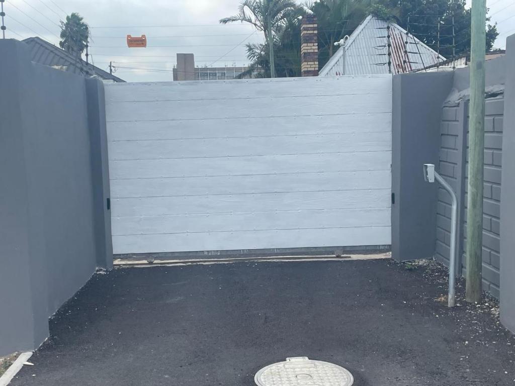 una recinzione bianca con un cancello nel vialetto di OlimG Stays Budget Room1 a East London