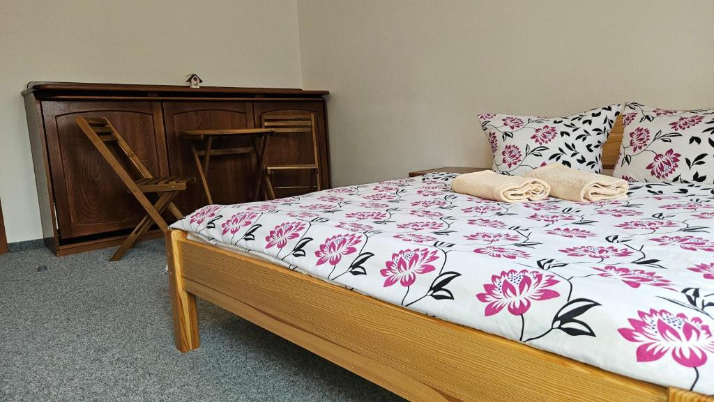 Letto o letti in una camera di U Pohody
