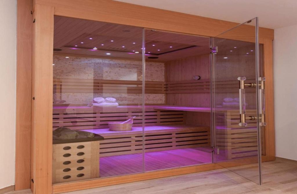 Fotografia z galérie ubytovania Villa Amfora with heated pool, wellness and tennis v destinácii Knežević