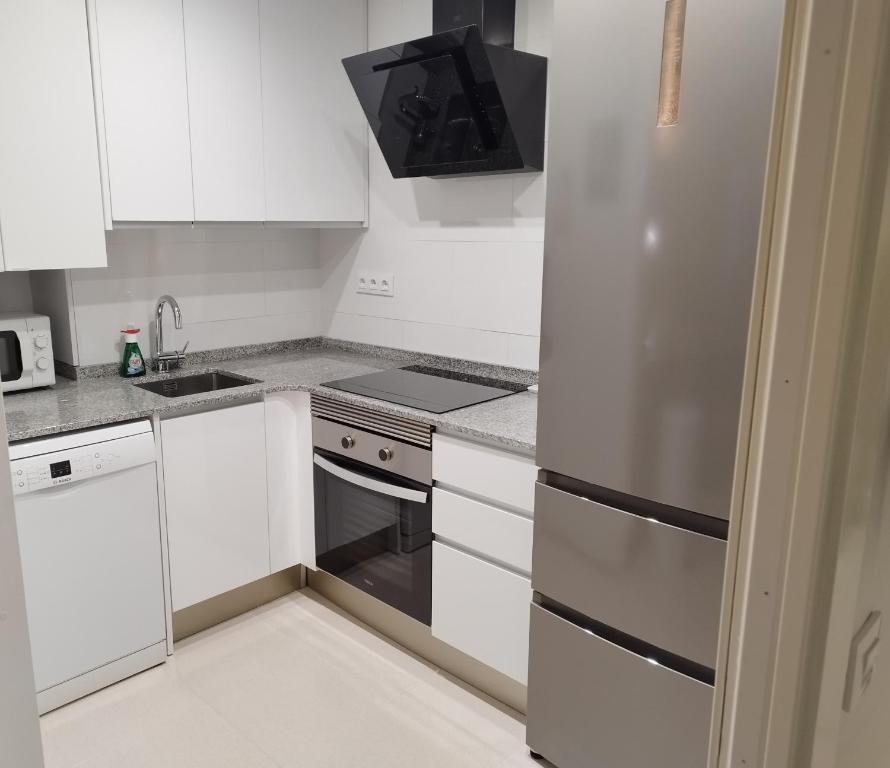 Kuchyň nebo kuchyňský kout v ubytování APARTMENT BIG PRIVAT TERRACE CALAFELL BEACH FREE Parking