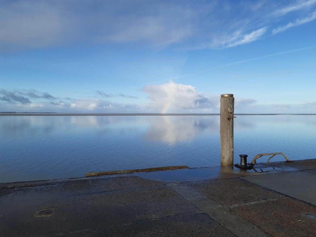 a pole in the middle of a body of water at Pension Feist Zimmer 2 in Dagebüll