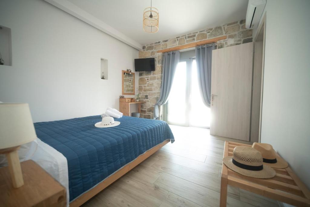 Postel nebo postele na pokoji v ubytování Elixrysos Apartment 1