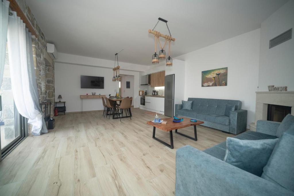 TV a/nebo společenská místnost v ubytování Elixrysos Apartment 1