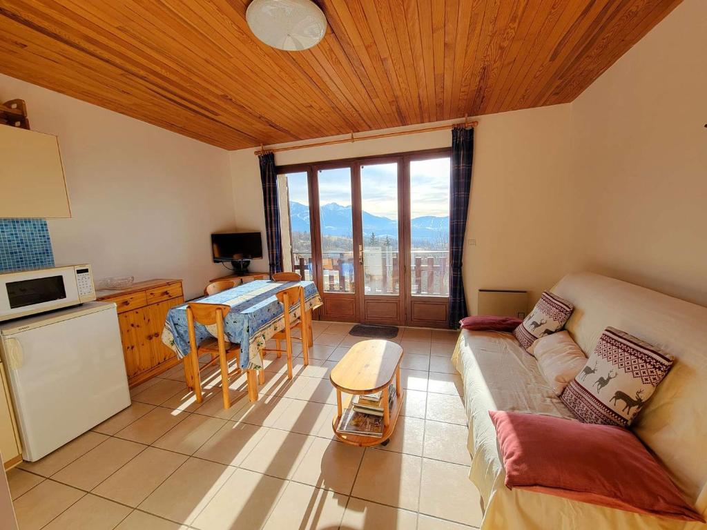 un salon avec un canapé et une table dans l'établissement Studio spacieux 4 pers avec balcon à Saint-Michel-de-Chaillol - FR-1-393-8, à Saint-Michel-de-Chaillol