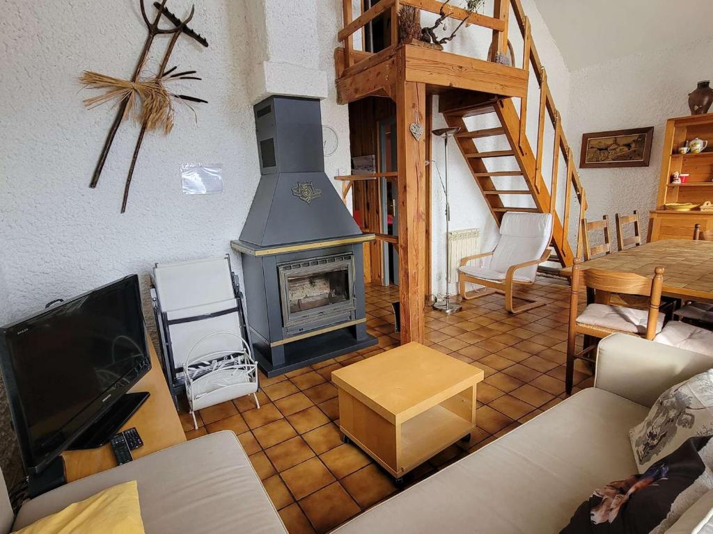 uma sala de estar com lareira e sofá em Chalet Saint-Michel-de-Chaillol, 3 pièces, 5 personnes - FR-1-393-89 em Saint-Michel-de-Chaillol