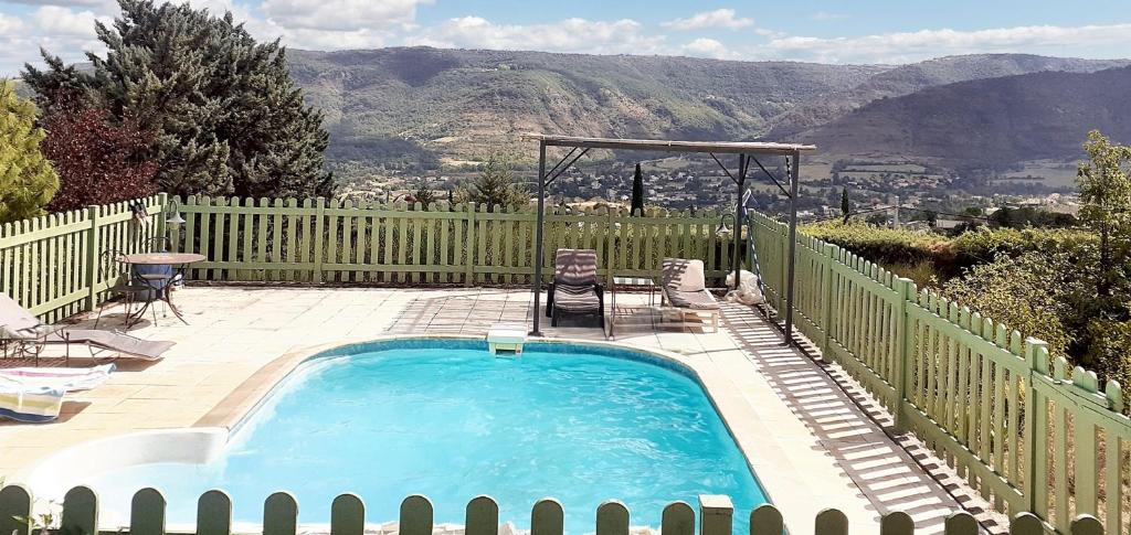 una piscina en un patio con una valla en Maison de 2 chambres avec piscine privee et jardin clos a Veyras, en Veyras