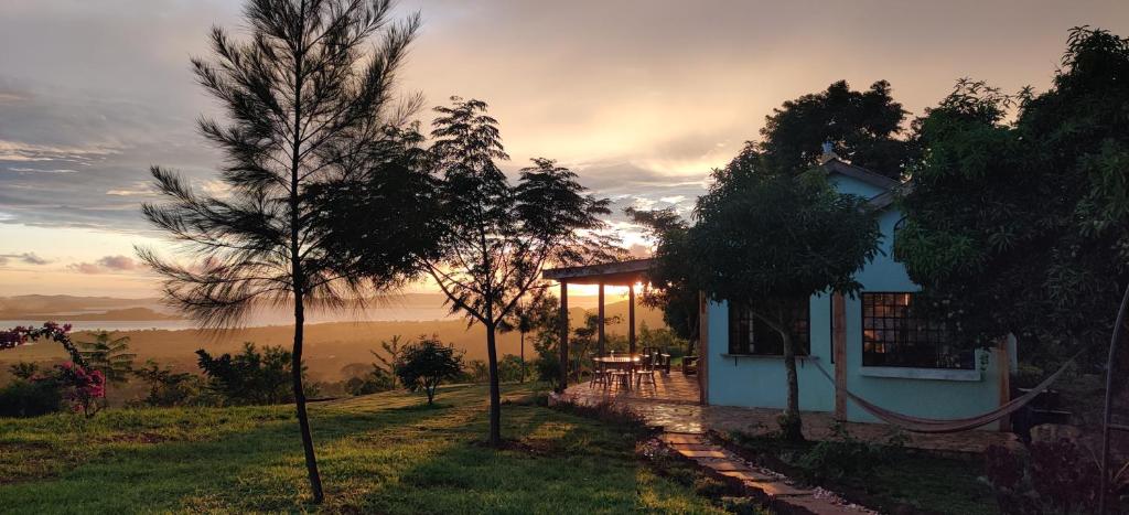 mały domek na środku pola w obiekcie Harry's Cabin - Overlooking Lake Victoria - 30 min from Jinja w mieście Jinja
