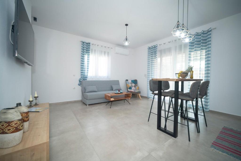 TV a/nebo společenská místnost v ubytování Elixrysos Apartment 2