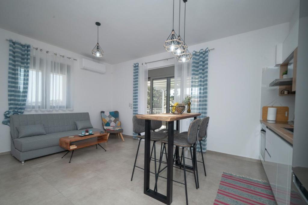 Posezení v ubytování Elixrysos Apartment 2