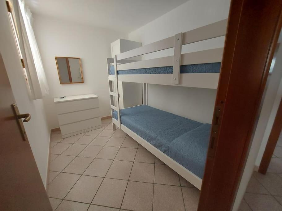 1 dormitorio con 2 literas y baño en Villa Gio' Iun R4245, en Sinnai