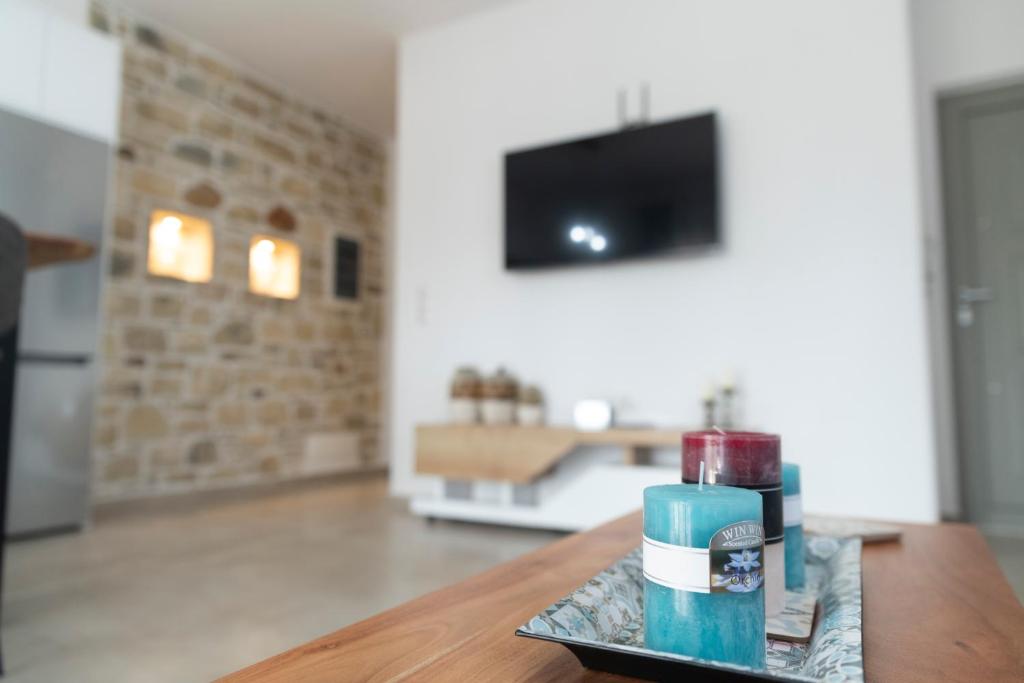 TV a/nebo společenská místnost v ubytování Elixrysos Apartment 2