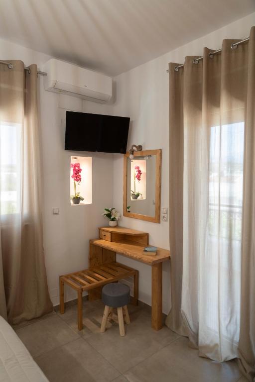 TV a/nebo společenská místnost v ubytování Elixrysos Apartment 2
