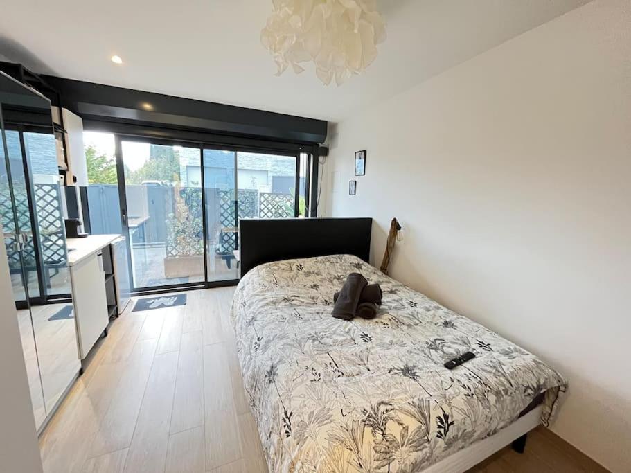 une chambre avec un lit et une grande fenêtre dans l'établissement AmorePP Studio design près Stade Allianz Riviera, à Nice