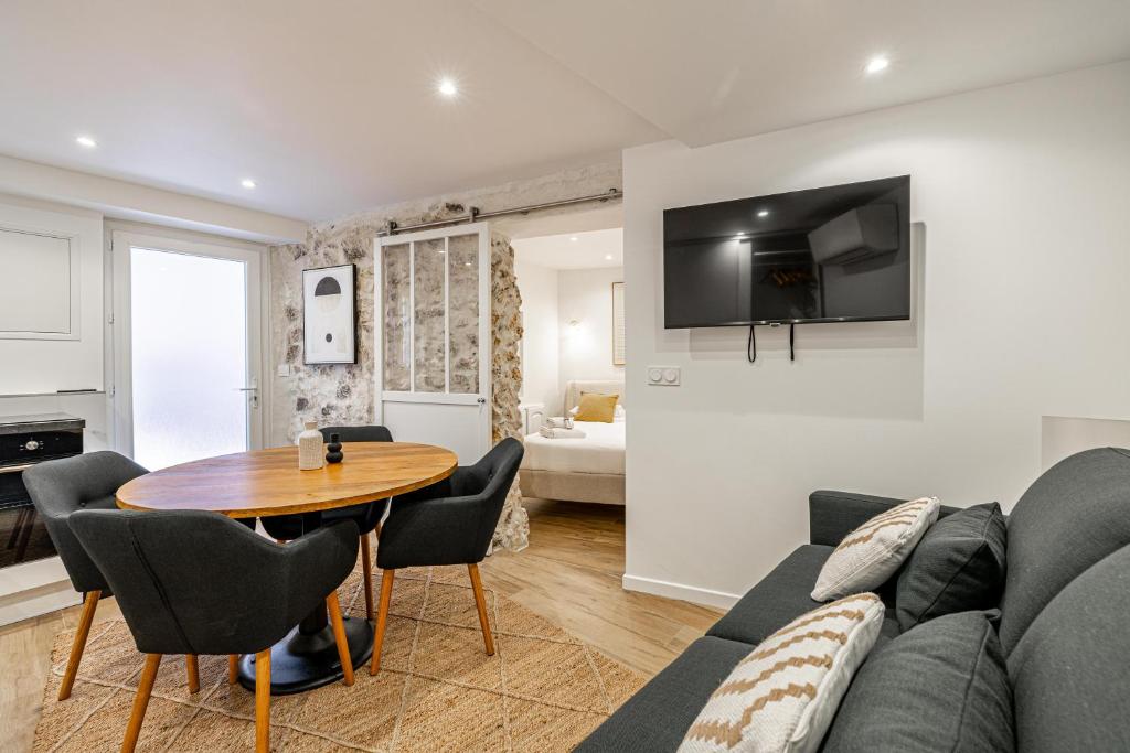 uma sala de estar com um sofá e uma mesa em Comfortable Apartment Suquet - 4pCannes Heart em Cannes