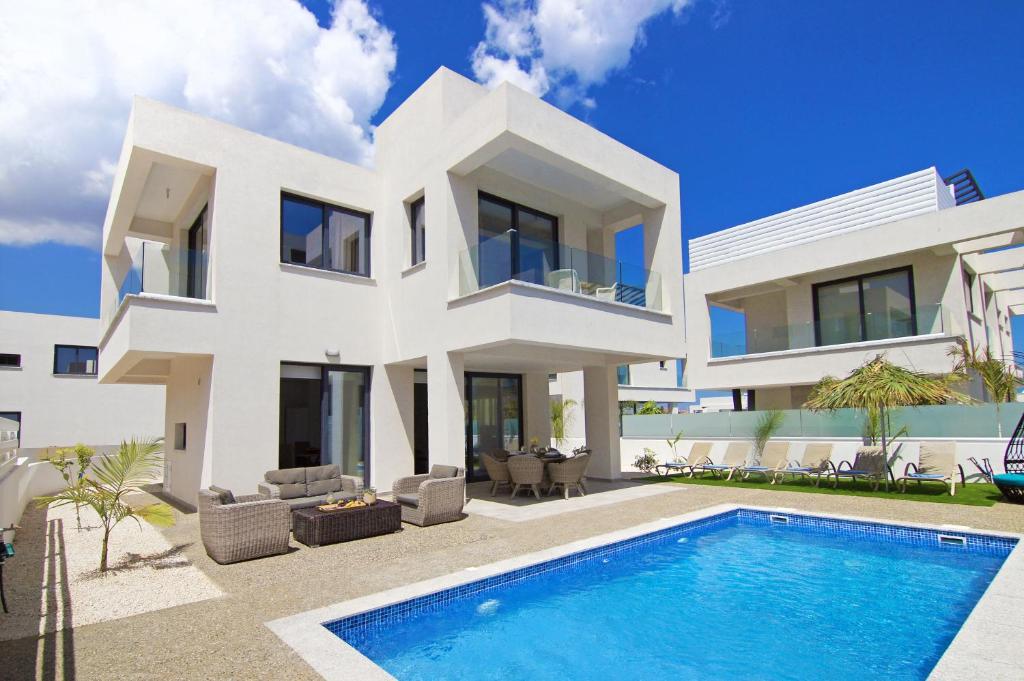 プロタラスにあるVilla Taliaの白い家(目の前にスイミングプールあり)