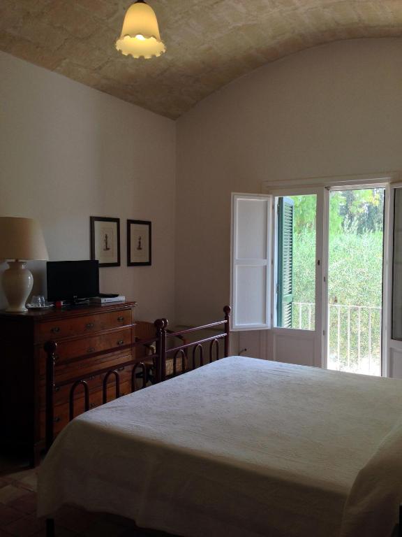 A bed or beds in a room at Relais Masseria Cardillo