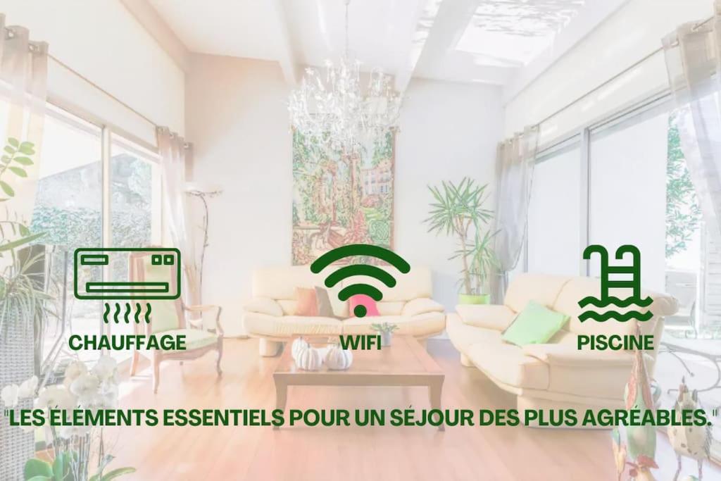 - un salon avec un canapé et un lustre dans l'établissement Villa de Luxe à La Grande Motte - Piscine - WIFI, à La Grande Motte