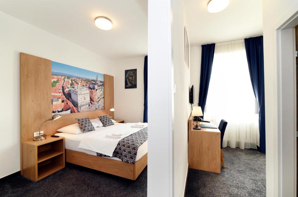 Postel nebo postele na pokoji v ubytování Hotel Orient Zagreb