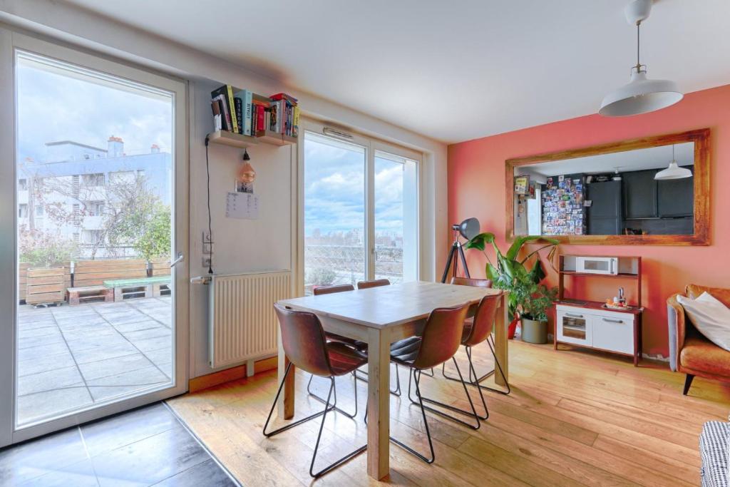 - une cuisine et une salle à manger avec une table et des chaises dans l'établissement Résidor - Sublime Appartement avec terrasse, à Saint-Ouen