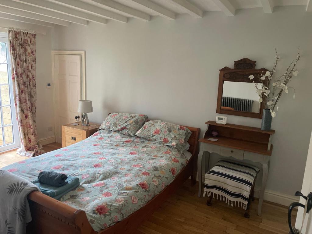 sypialnia z łóżkiem, stołem i lustrem w obiekcie Charming 1-Bed Apartment in Alfreton w mieście Alfreton