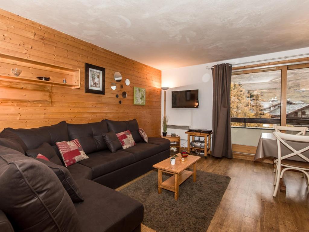 a living room with a couch and a table at Appartement Val-d'Isère, 5 pièces, 8 personnes - FR-1-518-94 in Val-d'Isère