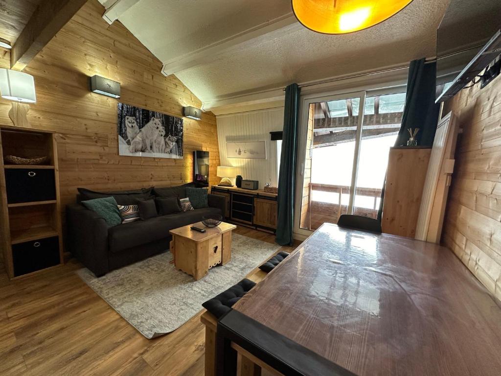 een woonkamer met een bank en een tafel bij Appartement Vars, 2 pièces, 7 personnes - FR-1-773-30 in Vars