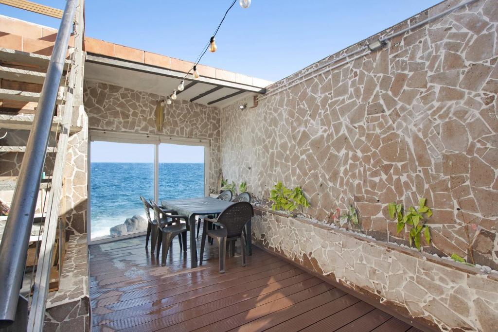d'une salle à manger avec une table et des chaises sur un balcon. dans l'établissement Casa Tenerife primera linea, à El Escobonal