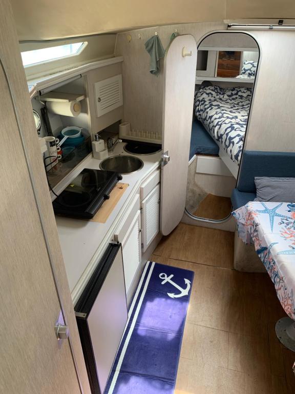 Kuchyň nebo kuchyňský kout v ubytování Vimaro Boat