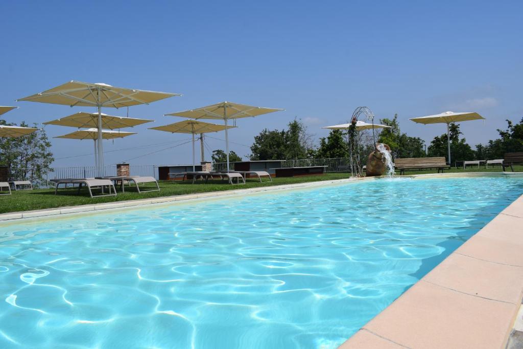 Bazén v ubytování Agriturismo Le Arcate nebo v jeho okolí
