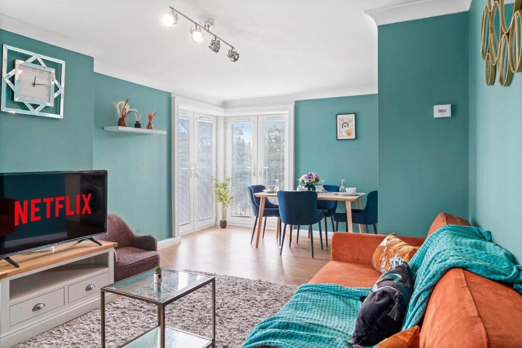 sala de estar con paredes azules y sofá en Entire 2 Bedroom Luxury Apartment with Free Parking en Milton Keynes