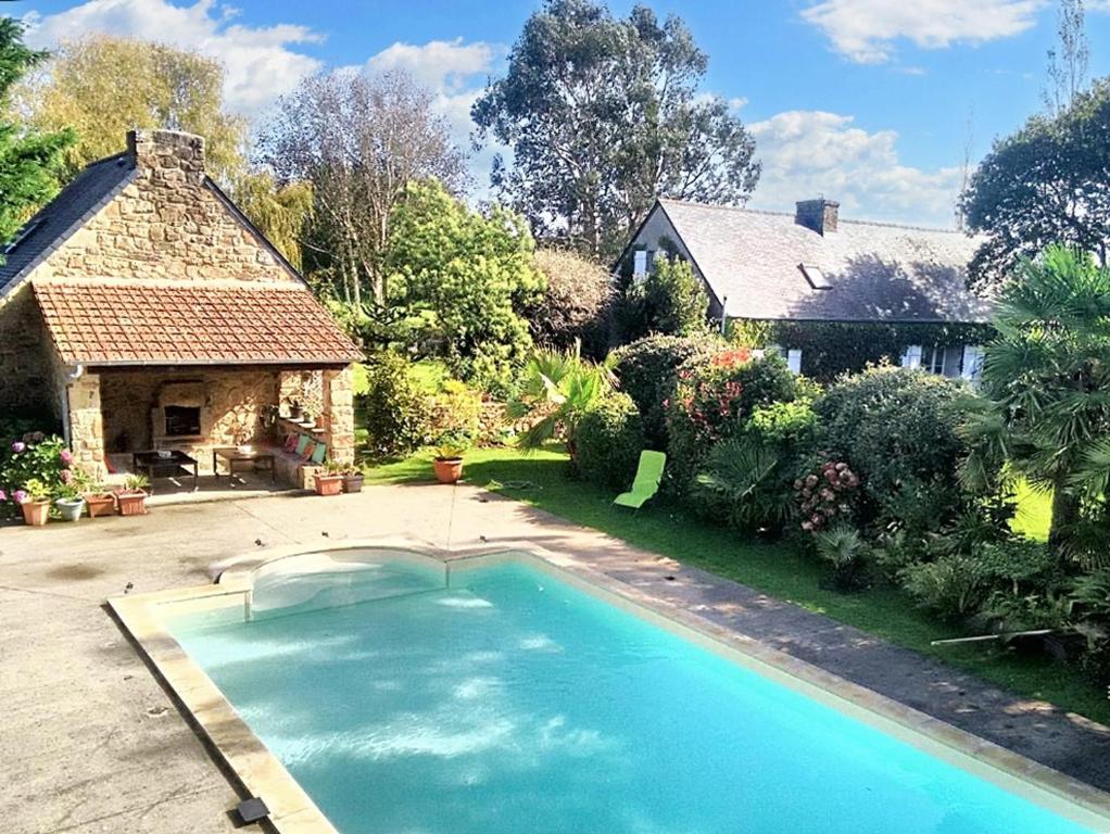 Zdjęcie z galerii obiektu Villa spacieuse et piscine privée à Ploubezre w mieście Ploubezre